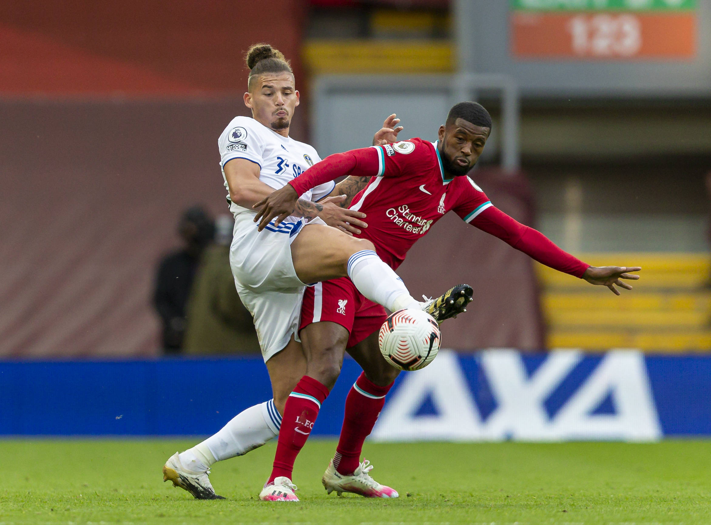 随着足球转 随着足球转